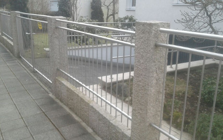 Zaunarbeiten und schräge Einfahrt in Erlangen